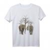 Elefanten mit Bäumen auf Safari in Kenia / Afrika T-Shirt - Farbenfrohes Wildtiere Motiv für Afrika-Fans und Naturliebhaber