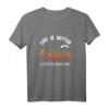 Life Is Better Over The Mountains Fallschirmspringen T-Shirt – Motivationsdesign für Extremsportler, Geburtstags- und Weihnachtsgeschenk für Fallschirmspringer & Gleitschirmflieger