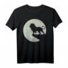 Löwe im Mondschein auf einem Felsen T-Shirt – Spirituelles Design für Sternzeichen Löwe, Astronomen und Mondliebhaber, perfektes Geschenk zum Geburtstag