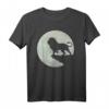 Löwe im Mondschein auf einem Felsen T-Shirt – Spirituelles Design für Sternzeichen Löwe, Astronomen und Mondliebhaber, perfektes Geschenk zum Geburtstag