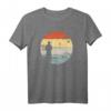 Angler beim Fliegenfischen auf Forelle, Lachs und Äsche T-Shirt – Retro Vintage Design, ideales Geschenk zu Weihnachten & Geburtstag für echte Angler