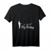 Fliegenfischer in der Natur vor Bergen und Seen T-Shirt – Perfektes Geschenk für Angler, Fischer & Outdoor-Fans