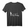 Fliegenfischer in der Natur vor Bergen und Seen T-Shirt – Perfektes Geschenk für Angler, Fischer & Outdoor-Fans