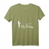 Fliegenfischer in der Natur vor Bergen und Seen T-Shirt – Perfektes Geschenk für Angler, Fischer & Outdoor-Fans