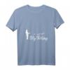 Fliegenfischer in der Natur vor Bergen und Seen T-Shirt – Perfektes Geschenk für Angler, Fischer & Outdoor-Fans