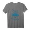 Angler im Fluss - HapKoala T-Shirt für Fischer und Naturfans mit Fliegenfischer Motiv