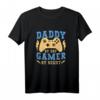 Daddy By Day Gamer By Night Lustiges Vatertagsspiel T-Shirt – Perfektes Geschenk für Videospiel-Enthusiasten Papa zum Geburtstag oder Vatertag