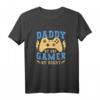 Daddy By Day Gamer By Night Lustiges Vatertagsspiel T-Shirt – Perfektes Geschenk für Videospiel-Enthusiasten Papa zum Geburtstag oder Vatertag