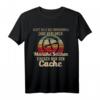 Geocaching Spruch auf der Suche nach dem Cache T-Shirt – Lustiges Geschenk für Schatzsucher zum Geburtstag