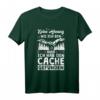 Geocaching T-Shirt mit GPS & Cache Design - Lustiges Outdoor-Hobby Shirt für Geocacher & Abenteuerlustige
