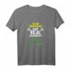 Lustiges Geocaching T-Shirt für Großmütter - Das perfekte Geschenk für Geocacher, Familie & Freunde zu Weihnachten, Geburtstag, Muttertag & Vatertag