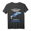 Ich brauche keine Therapie - Ich muss nur nach Kos T-Shirt, perfektes Urlaubsgeschenk mit Kos Flagge für Reiseliebhaber