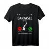Gardasee Ruft An Lago di Garda Urlaub Italien T-Shirt – Lustiges Design & Geschenk für Gardasee-Reisende, Windsurfer, Paddler & Wanderer