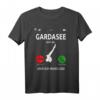 Gardasee Ruft An Lago di Garda Urlaub Italien T-Shirt – Lustiges Design & Geschenk für Gardasee-Reisende, Windsurfer, Paddler & Wanderer