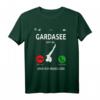 Gardasee Ruft An Lago di Garda Urlaub Italien T-Shirt – Lustiges Design & Geschenk für Gardasee-Reisende, Windsurfer, Paddler & Wanderer