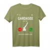 Gardasee Ruft An Lago di Garda Urlaub Italien T-Shirt – Lustiges Design & Geschenk für Gardasee-Reisende, Windsurfer, Paddler & Wanderer