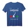 Gardasee Ruft An Lago di Garda Urlaub Italien T-Shirt – Lustiges Design & Geschenk für Gardasee-Reisende, Windsurfer, Paddler & Wanderer
