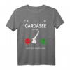 Gardasee Ruft An Lago di Garda Urlaub Italien T-Shirt – Lustiges Design & Geschenk für Gardasee-Reisende, Windsurfer, Paddler & Wanderer