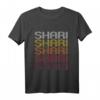Shari Retro Wordmark Pattern - Vintage Style T-Shirt mit Retro Farben und Schrift, hergestellt in Ann Arbor