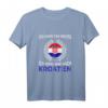 Ich muss gar nichts, ich muss nur nach Kroatien T-Shirt – Perfektes Souvenir für Kroatien-Urlauber & Fans