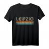 Vintage Retro 70er 80er Leipzig T-Shirt – Oldschool Design mit Schriftzug, Streifen & Farben, ideales Souvenir & Geschenk für Leipzig-Fans