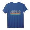 Vintage Retro 70er 80er Leipzig T-Shirt – Oldschool Design mit Schriftzug, Streifen & Farben, ideales Souvenir & Geschenk für Leipzig-Fans