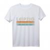 Vintage Retro 70er 80er Leipzig T-Shirt – Oldschool Design mit Schriftzug, Streifen & Farben, ideales Souvenir & Geschenk für Leipzig-Fans