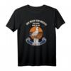 Ich Muss Gar Nichts, Ich Muss Nur An Die Ostsee T-Shirt – Witziges Küsten-Design für Strandurlaub, Urlauber & Meerliebhaber