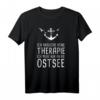 Ich Brauche Keine Therapie Ich Muss Nur An Die Ostsee T-Shirt – Perfekt für Ostsee-Urlaub, Strand, Möwen & Anker Motive