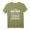 Herren NEVER UNDERESTIMATE AN OLD MAN WITH A SYNTHESIZER T-Shirt – Lustiges Geschenk für Musiker, DJs & Synthesizer Fans