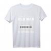 Herren NEVER UNDERESTIMATE AN OLD MAN WITH A SYNTHESIZER T-Shirt – Lustiges Geschenk für Musiker, DJs & Synthesizer Fans