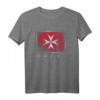 Malteserkreuz-Flagge T-Shirt Malta - Klassisch geschnitten, doppelt genähter Saum, ideales Souvenir für Malta-Liebhaber
