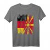 Nord Mazedonien Deutschland Flagge T-Shirt für Damen, Herren & Kinder – Klassisch geschnitten, ideal für Reisen, Events und Fanartikel