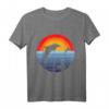 Meer Strand Urlaub Sonnenuntergang Retro Vintage Delphin T-Shirt für Kinder und Erwachsene – Perfekt für Urlaubsreisen, Bootstouren und Meerliebhaber