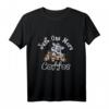 Just One More Coffee Kaffee Waschbär T-Shirt – Lustiges Tier- und Kaffeekunst-Design für Damen & Mädchen, Perfekt als Geschenk