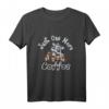 Just One More Coffee Kaffee Waschbär T-Shirt – Lustiges Tier- und Kaffeekunst-Design für Damen & Mädchen, Perfekt als Geschenk