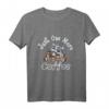 Just One More Coffee Kaffee Waschbär T-Shirt – Lustiges Tier- und Kaffeekunst-Design für Damen & Mädchen, Perfekt als Geschenk