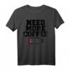 Need More Coffee T-Shirt – Lustiges Kaffeeliebhaber T-Shirt mit Low Battery Sign für Energie und Humor