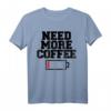Need More Coffee T-Shirt – Lustiges Kaffeeliebhaber T-Shirt mit Low Battery Sign für Energie und Humor