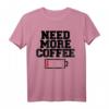 Need More Coffee T-Shirt – Lustiges Kaffeeliebhaber T-Shirt mit Low Battery Sign für Energie und Humor