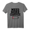 Need More Coffee T-Shirt – Lustiges Kaffeeliebhaber T-Shirt mit Low Battery Sign für Energie und Humor