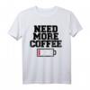 Need More Coffee T-Shirt – Lustiges Kaffeeliebhaber T-Shirt mit Low Battery Sign für Energie und Humor