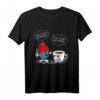 She Loves Me More Häkelgarn und Kaffee T-Shirt – Lustige Geschenkidee für Koffein- und Bastelliebhaber