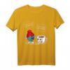 She Loves Me More Häkelgarn und Kaffee T-Shirt – Lustige Geschenkidee für Koffein- und Bastelliebhaber