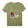 She Loves Me More Häkelgarn und Kaffee T-Shirt – Lustige Geschenkidee für Koffein- und Bastelliebhaber