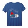 She Loves Me More Häkelgarn und Kaffee T-Shirt – Lustige Geschenkidee für Koffein- und Bastelliebhaber