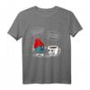 She Loves Me More Häkelgarn und Kaffee T-Shirt – Lustige Geschenkidee für Koffein- und Bastelliebhaber