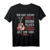 How Many Guitars Does A Guitar Player Need Just One More T-Shirt – Lustiges Gitarrist Design, Perfekt als Geschenk für Musiker und Gitarristen