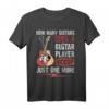 How Many Guitars Does A Guitar Player Need Just One More T-Shirt – Lustiges Gitarrist Design, Perfekt als Geschenk für Musiker und Gitarristen