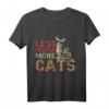 Funny Cat Lover T-Shirt - Lustiges Katzen T-Shirt Geschenk für Katzenmütter, -väter und Tierliebhaber mit 'Less People More Cats' Druck